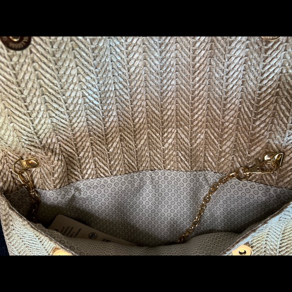 Woven Clutch 💖 perfect for Vacation! - Picture 4 of 5